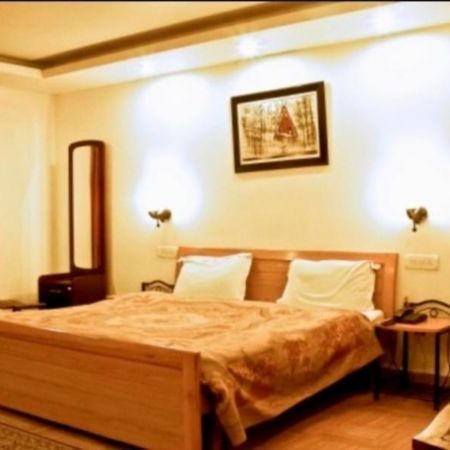Hotel Emerald Heights Массури Экстерьер фото
